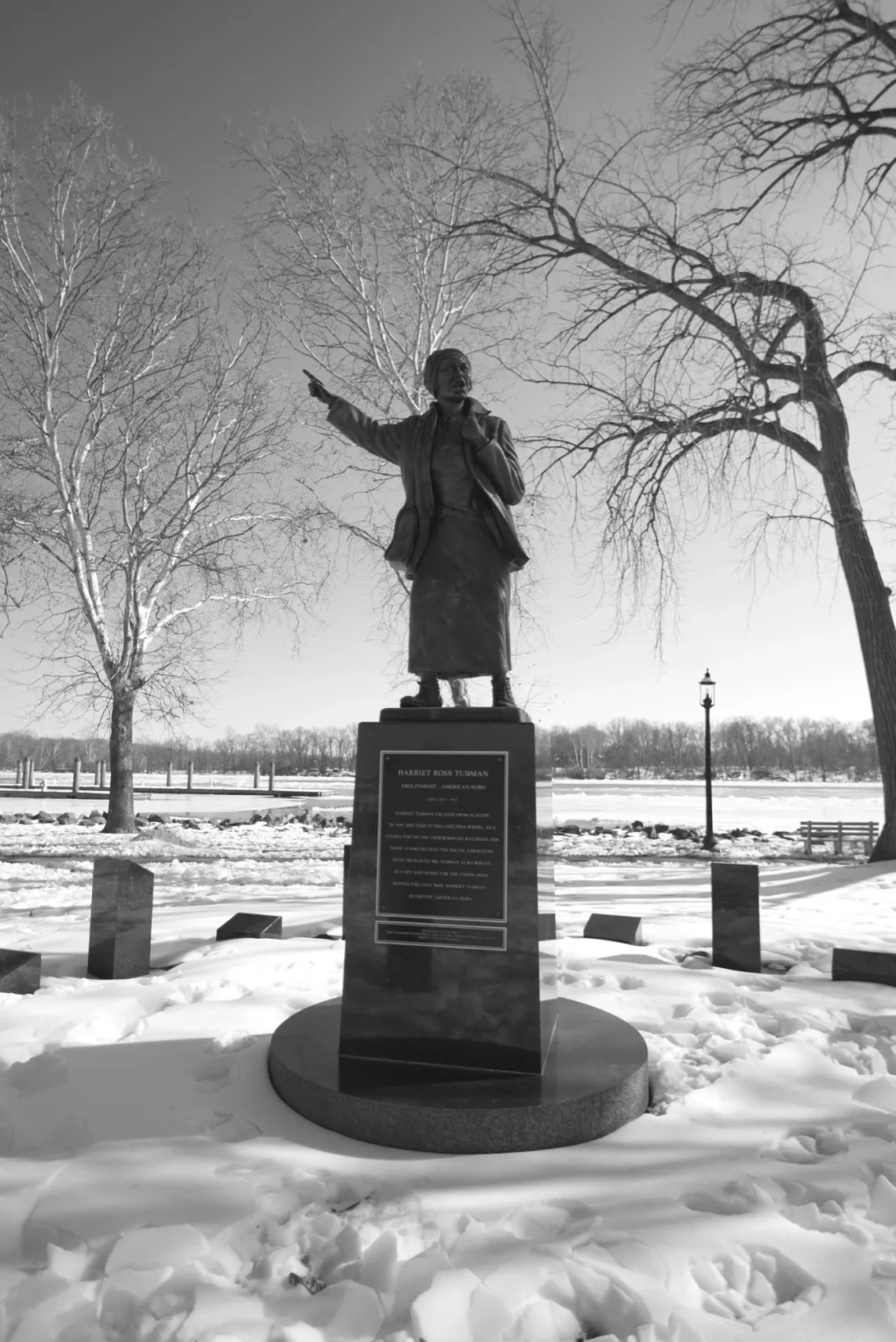 Statue of Harriet Ross Tubman pointing to the sky.